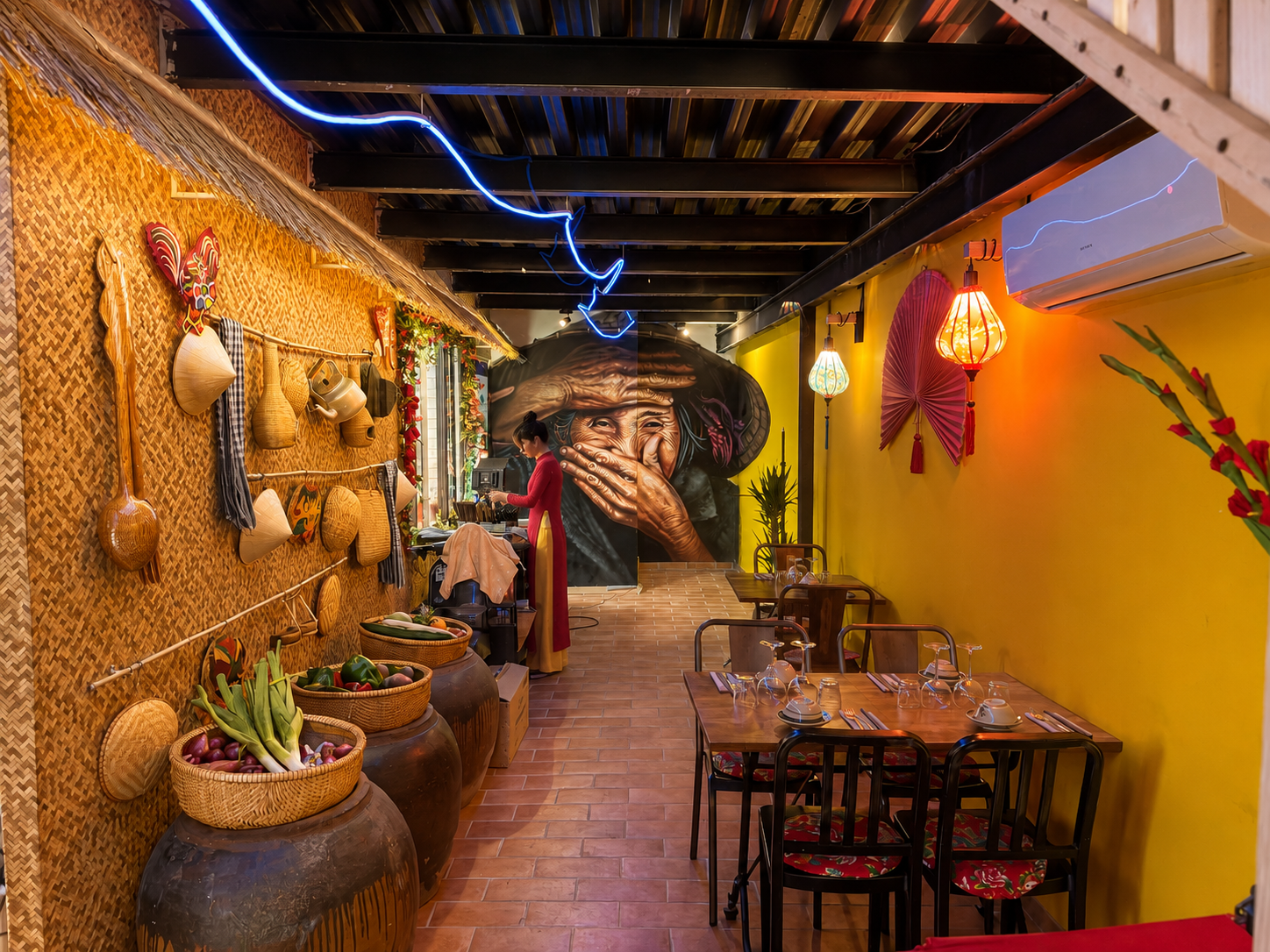 Ambiance chaleureuse et raffinée d'un restaurant gastronomique vietnamien